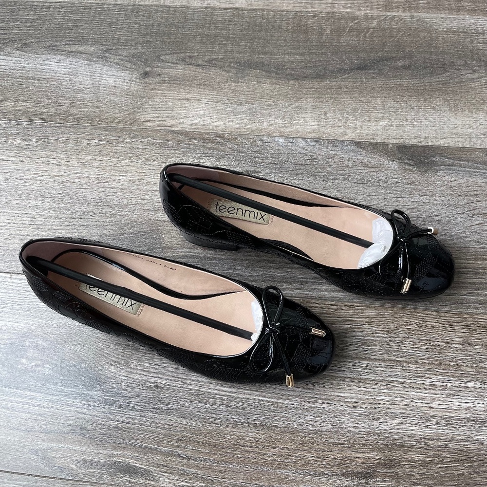 NWOT. Teenmix Round-Toe Patent Leather Flats with Bow Detail. Black. Size: 6.5